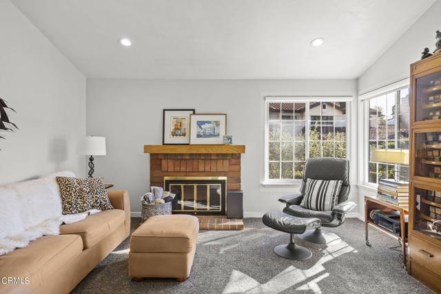 Livingroom with Fireplace