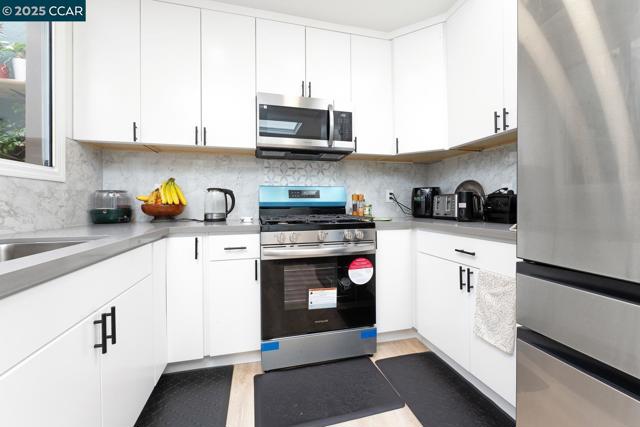 1923 28th Ave, San Francisco CA: https://media.crmls.org/mediaz/e32118e7-5bb2-4504-bdd1-7fec7b085a6b.jpg