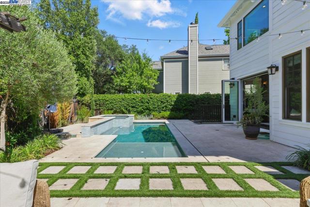 16741 Loma St, Los Gatos CA: https://media.crmls.org/mediaz/e3223143-6660-4fd1-9b1a-b9fa022edc98.jpg
