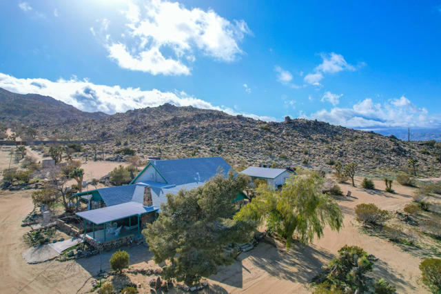 59800 Onaga Trail, Joshua Tree CA: https://media.crmls.org/mediaz/e3223e6f-f7d6-4f58-a050-d2b71737b1a1.jpg