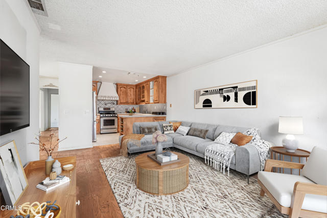 4934 Alta Colina Road, Camarillo CA: https://media.crmls.org/mediaz/e322b864-95bf-49a5-b774-d2a5e8bad922.jpg