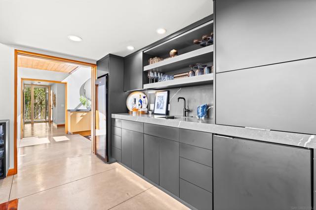 5259 Pacifica Dr, San Diego CA: https://media.crmls.org/mediaz/e322e963-910b-4b66-a9dc-977a4f2b6e70.jpg