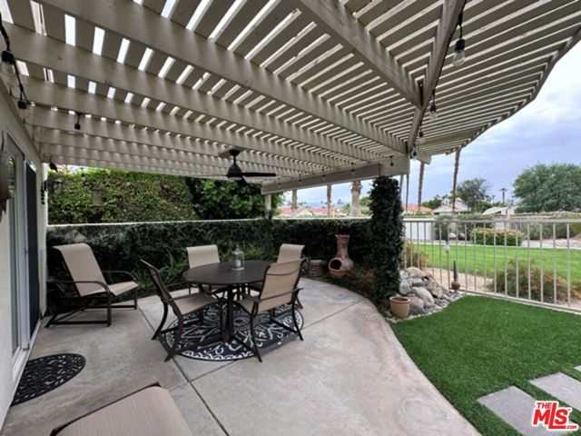 43570 Via Majorca, Palm Desert CA: https://media.crmls.org/mediaz/e322ffb0-9095-40fa-b237-8b6182c1f875.jpg