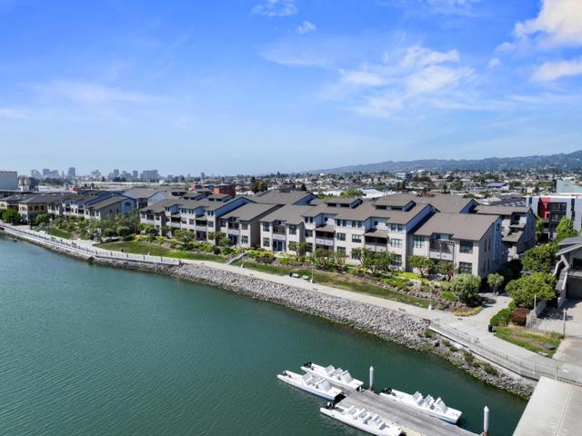 2853 Regatta Drive, Oakland CA: https://media.crmls.org/mediaz/e32396b0-2924-49de-beeb-b3ac87a0238f.jpg