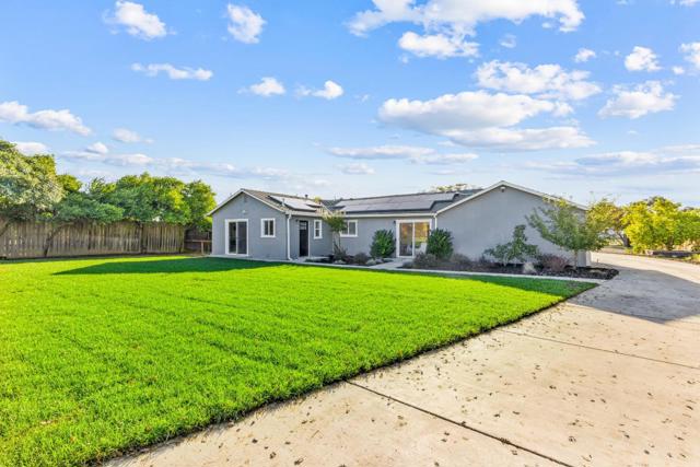 11840 Foothill Avenue, Gilroy CA: https://media.crmls.org/mediaz/e323c376-2cf1-4ed5-92b6-44f0fac16b61.jpg