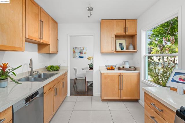 209 Behrens St, El Cerrito CA: https://media.crmls.org/mediaz/e323edd6-5127-4c39-addb-47a0c64abaa0.jpg