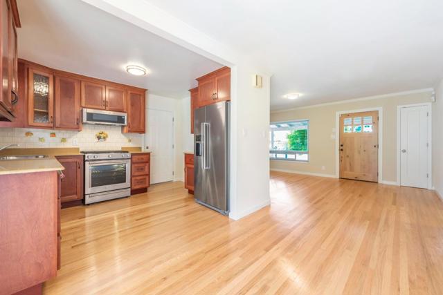560 6th Avenue, Menlo Park CA: https://media.crmls.org/mediaz/e323fc2a-7007-4153-a898-754cc3078de7.jpg