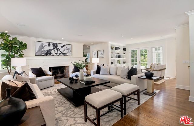 459 S Bentley Avenue, Los Angeles CA: https://media.crmls.org/mediaz/e3247777-bbf5-4b66-8d64-43440716e070.jpg