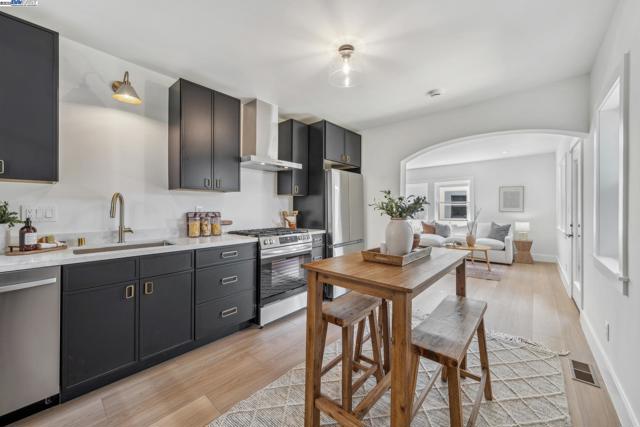 1129 WELLINGTON STREET, Oakland CA: https://media.crmls.org/mediaz/e3250f9f-172a-47eb-b3b9-abcd2194c778.jpg