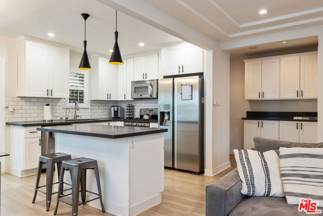 3839 Marcasel Avenue, Los Angeles CA: https://media.crmls.org/mediaz/e32604bf-c37b-4e34-96ff-451cd316c3a0.jpg