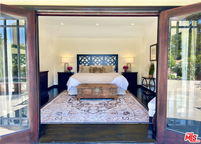 12751 Mulholland Drive, Beverly Hills CA: https://media.crmls.org/mediaz/e32660bc-20bf-4930-a171-a392348e1832.jpg