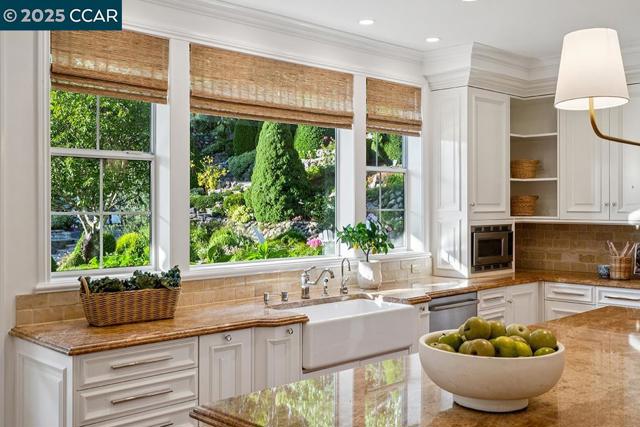 231 Sundown Ter, Orinda CA: https://media.crmls.org/mediaz/e328427d-16ae-4a1a-aac5-2a86a6044215.jpg