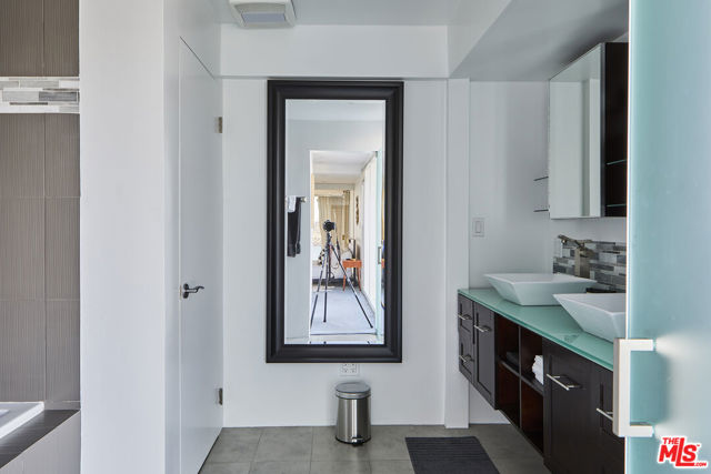 5515 Pacific Avenue, Marina del Rey CA: https://media.crmls.org/mediaz/e329f0b0-2819-4c69-832f-8bb8c51a7783.jpg