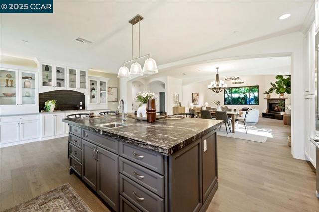 132 Quinterra Ln, Danville CA: https://media.crmls.org/mediaz/e32a1e2a-ca95-46d4-bdb3-531c0b188f97.jpg
