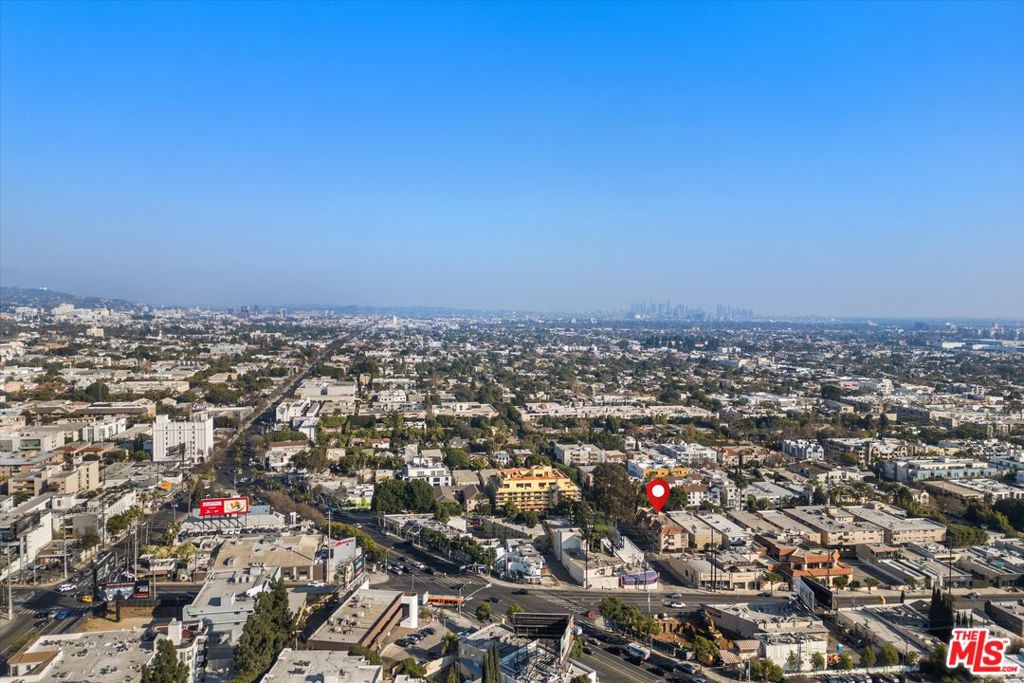https://media.crmls.org/mediaz/e32a3a39-6f0d-4691-a512-d5a2ab0e26bb.jpg?preset=X-Large