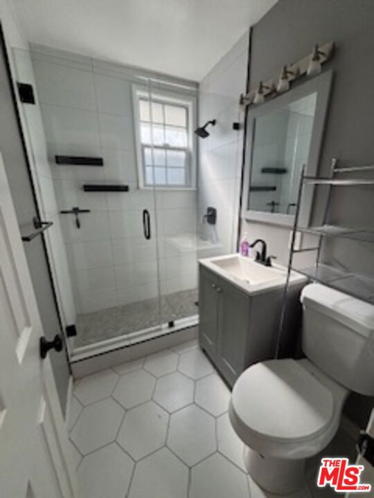 6226 3/4 De Longpre Avenue, Los Angeles CA: https://media.crmls.org/mediaz/e32a497c-602b-4011-9db4-46f2d0468730.jpg