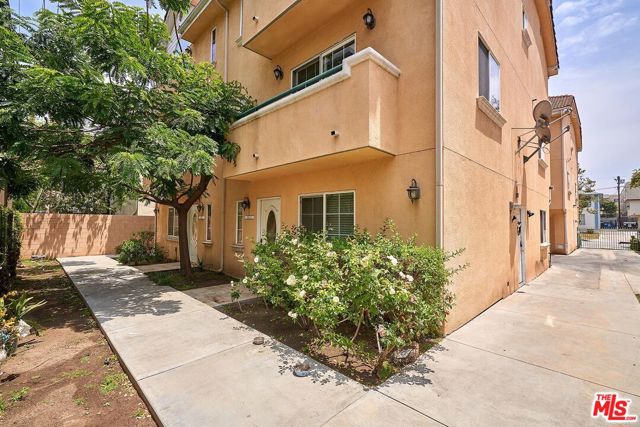 821 S Gramercy Place, Los Angeles CA: https://media.crmls.org/mediaz/e32a6c89-ee28-4183-8137-3ef8dd651085.jpg