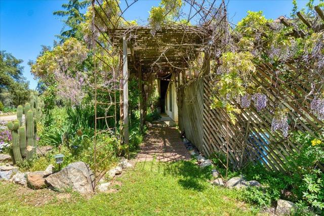 24903 Oakana Rd, Ramona CA: https://media.crmls.org/mediaz/e32a74ee-c056-4502-98c0-52c93477e862.jpg