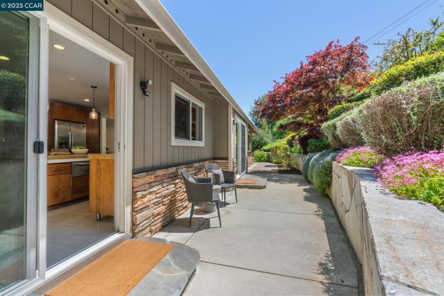 70 Lost Valley Dr, Orinda CA: https://media.crmls.org/mediaz/e32bb90d-f2d9-414e-9f79-432c3e7f8f4b.jpg