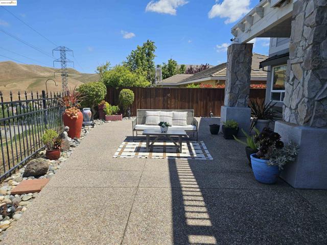 8040 Kelok Way, Clayton CA: https://media.crmls.org/mediaz/e32bce4f-08ee-43d1-aa70-1ba9b67db55a.jpg