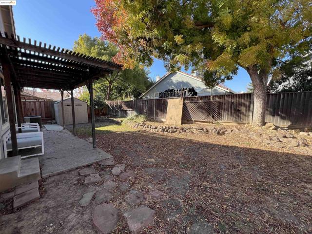 293 Amberleaf Way, Brentwood CA: https://media.crmls.org/mediaz/e32c0881-8b86-48ef-ad75-d75c307d4d1a.jpg
