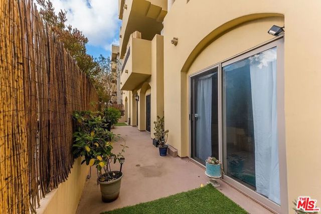 1522 Amherst Avenue, Los Angeles CA: https://media.crmls.org/mediaz/e32dc16c-ad89-42f6-879f-27235fd577a4.jpg