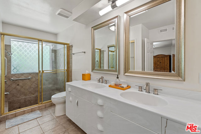 1109 Chantilly Road, Los Angeles CA: https://media.crmls.org/mediaz/e32e9152-1453-4756-b079-e94c536d022f.jpg
