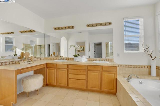 1508 Whispering Oaks Way, Pleasanton CA: https://media.crmls.org/mediaz/e33032c6-cf0e-43f4-9997-fbf8aa02d8e9.jpg