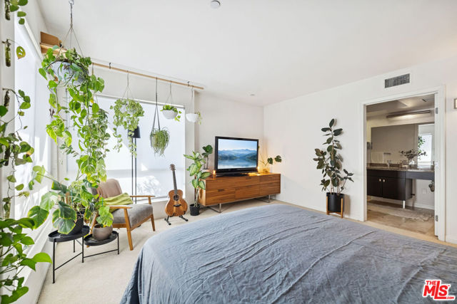 1150 S Oxford Avenue, Los Angeles CA: https://media.crmls.org/mediaz/e3313ab2-5baf-4cfb-8eb7-71671587e841.jpg