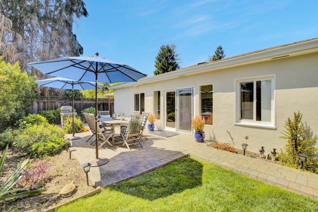 192 Oak Court, Menlo Park CA: https://media.crmls.org/mediaz/e331b766-04f4-4223-b35f-b93f3d99ade7.jpg