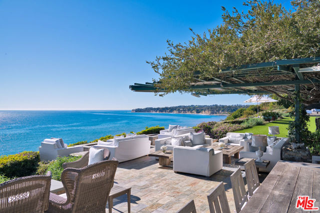 27540 Pacific Coast Highway, Malibu CA: https://media.crmls.org/mediaz/e331d40e-ceb6-4117-88dd-80e9e1e8920a.jpg