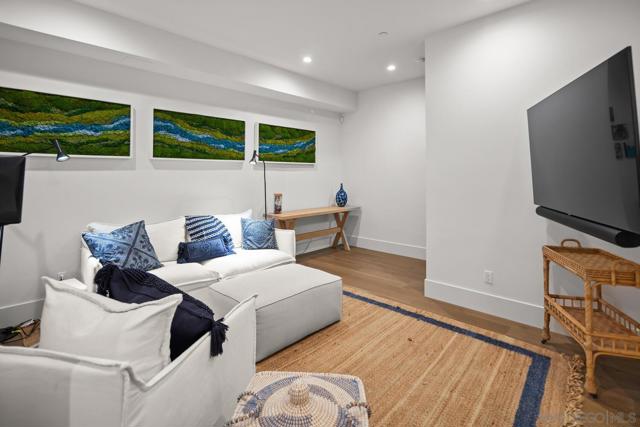 548 G Avenue, Coronado CA: https://media.crmls.org/mediaz/e332e711-ec52-4374-9388-34ce8e648626.jpg