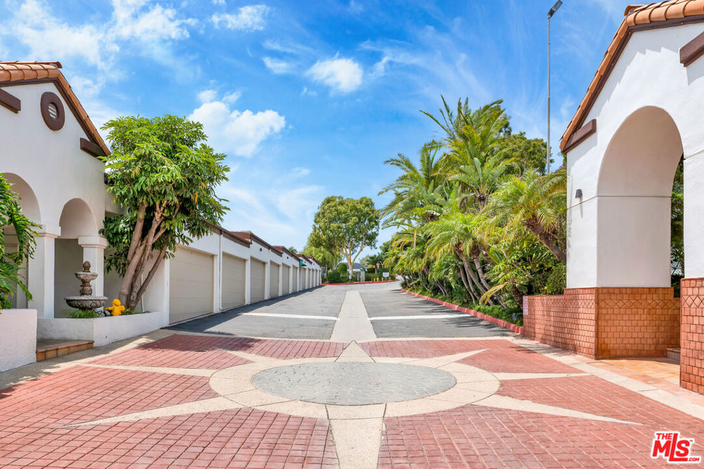 https://media.crmls.org/mediaz/e333a2e6-324e-4869-a60d-7f657a430f9c.jpg?preset=X-Large