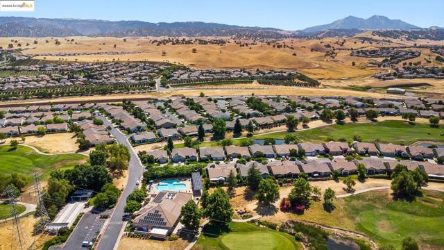 551 Quindell Way, Brentwood CA: https://media.crmls.org/mediaz/e333a316-8e12-4f0a-8df7-7e0f3e3750a2.jpg