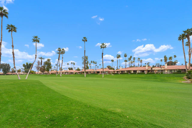 179 Las Lomas, Palm Desert CA: https://media.crmls.org/mediaz/e333dabc-ca8f-4b5d-ab47-0219779c30d9.jpg