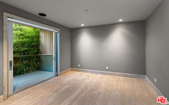 1600 Viewmont Drive, Los Angeles CA: https://media.crmls.org/mediaz/e3340969-e697-430c-ba39-381d8078c0df.jpg