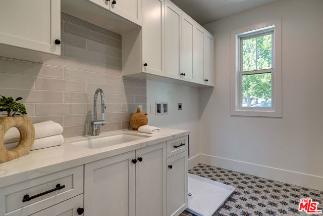 7733 Henefer Avenue, Los Angeles CA: https://media.crmls.org/mediaz/e334230e-c5d7-4c0e-be58-e179d237a4bf.jpg
