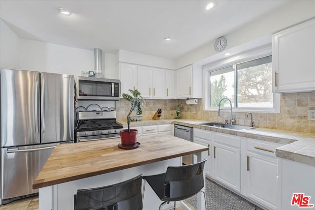 2316 Laurelmont Place, Los Angeles CA: https://media.crmls.org/mediaz/e3342e1d-03d0-4b34-996a-9da3dddb9890.jpg