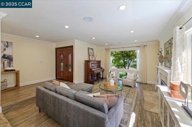 9461 Thunderbird Pl, San Ramon CA: https://media.crmls.org/mediaz/e3343fcd-6636-496b-9f9c-eaca3f4f10e3.jpg