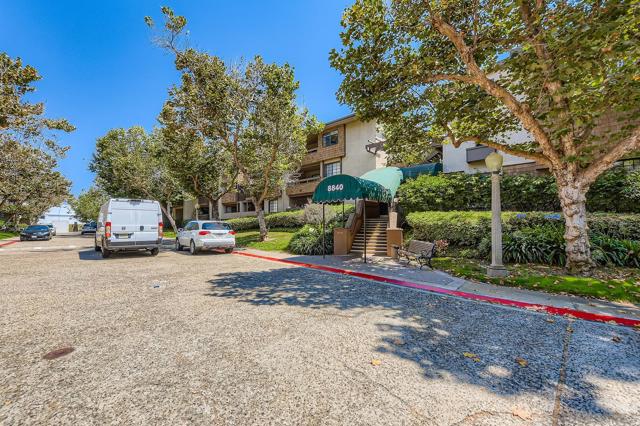 8840 Villa La Jolla Dr, La Jolla CA: https://media.crmls.org/mediaz/e334c212-d482-4994-a015-4535dffeab46.jpg
