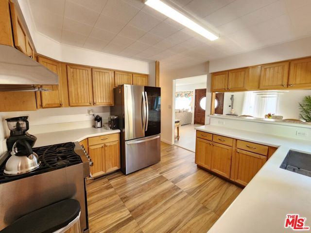 8130 Grimsby Avenue, Los Angeles CA: https://media.crmls.org/mediaz/e336139a-7cf8-40db-82c9-8c7ffcd5fc4b.jpg