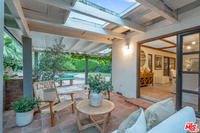 4835 Corbin Avenue, Tarzana CA: https://media.crmls.org/mediaz/e3363531-07d4-49f0-93fa-5b892a4890ce.jpg