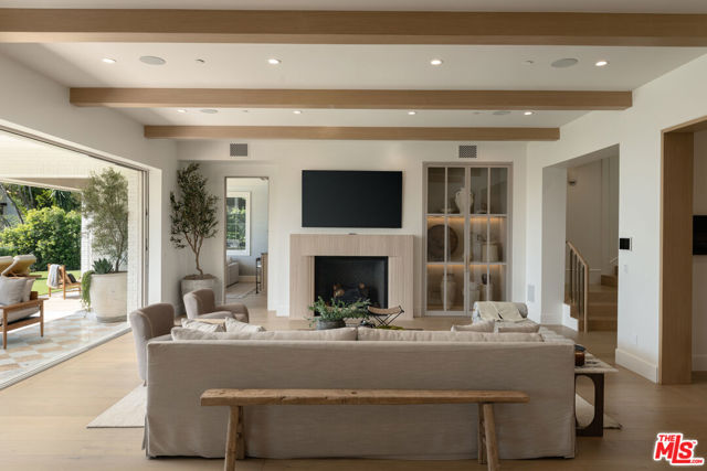 1682 San Onofre Drive, Pacific Palisades CA: https://media.crmls.org/mediaz/e336359d-4d45-4e83-9a18-b846a3a342ad.jpg