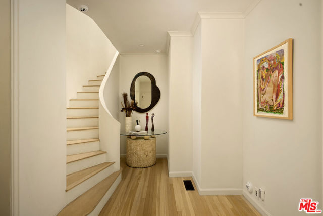 10660 Somma Way, Los Angeles CA: https://media.crmls.org/mediaz/e336730e-1f0b-46ea-8701-70f98aa072aa.jpg