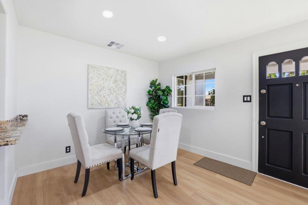 https://media.crmls.org/mediaz/e3367573-de86-409a-bb46-5d2bcfa51227.jpg?preset=X-Large