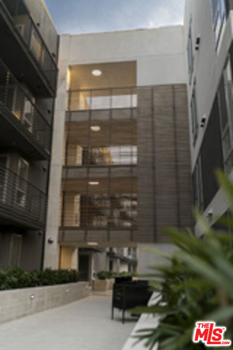 3425 W OLIVE Avenue, Burbank CA: https://media.crmls.org/mediaz/e3374626-f3d4-43b3-be6f-5e4aad436d8b.jpg