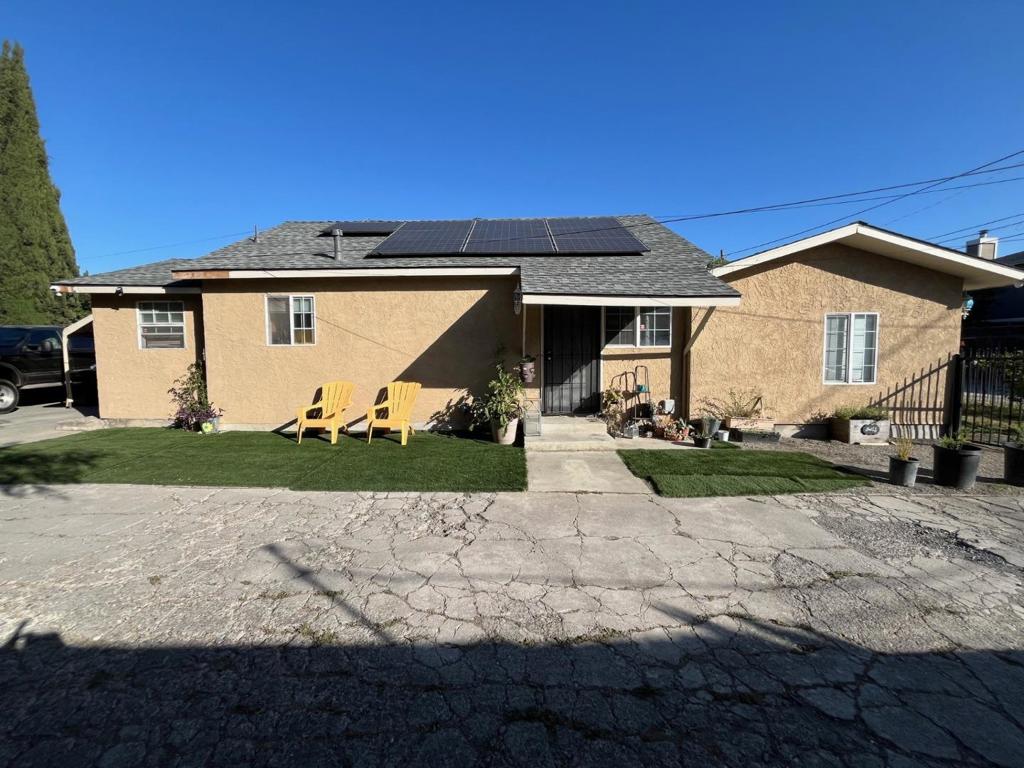 2138 E San Antonio Street
