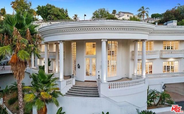 4434 Grimes Place, Encino CA: https://media.crmls.org/mediaz/e3383f5c-1dd5-451a-b23a-1551f1aabb21.jpg