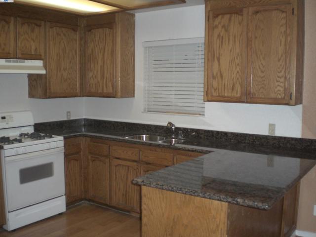 2137 Whitcomb Way, Modesto CA: https://media.crmls.org/mediaz/e3384b80-0a33-43ba-a38c-554f8b2a15f0.jpg