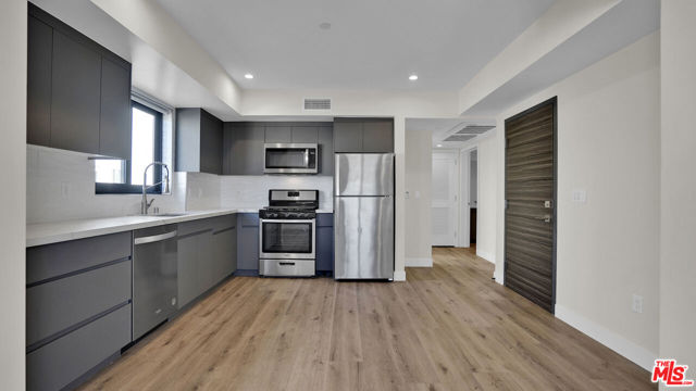 846 S Mariposa Avenue, Los Angeles CA: https://media.crmls.org/mediaz/e338d177-585a-4539-82bf-0fbb6b585808.jpg